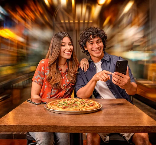 Paga escaneando un QR Deuna desde Banca Móvil a más de 314.000 comercios afiliados, puntos Mi Vecino, taxis y mucho más.